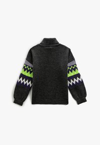 Ciemnoszary sweter z wysokim kołnierzem i wzorzystymi rękawami w geometryczne desenie w odcieniach fioletu, zieleni i bieli. Miękka tekstura, ściągacze na mankietach.