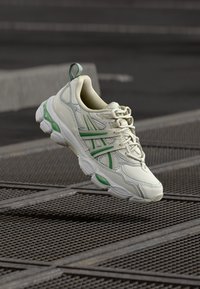 Unselected, cream/kale