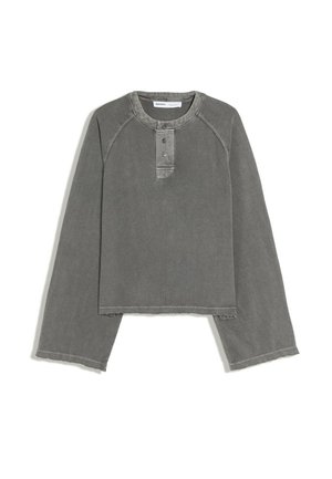 Langærmet grå pullover med tre-knaps henley-halsudskæring og let frynset kant og ærmegab, lagt fladt på en hvid baggrund.