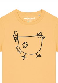 Geel katoenen T-shirt met een zwarte lijntekening van een kip en de tekst "le porlet" dichtbij de onderrand. Ronde halslijn en korte mouwen.