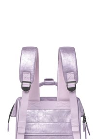 Lila metallische Rucksack mit verstellbaren gepolsterten Trägern, einem Griff an der Oberseite und robusten Reißverschlüssen, mit einer strukturierten Oberfläche am Körper.