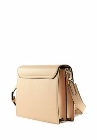 Sac bandoulière en cuir beige avec fermeture à rabat, coutures d'accent noir et sangle réglable. Texture lisse et design structuré.