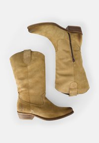 Stivali da cowboy in suede tan con punta affusolata, tacco basso impilato, zip laterale e una linguetta decorativa nella parte superiore. Presenta accenti di cucitura sottili.