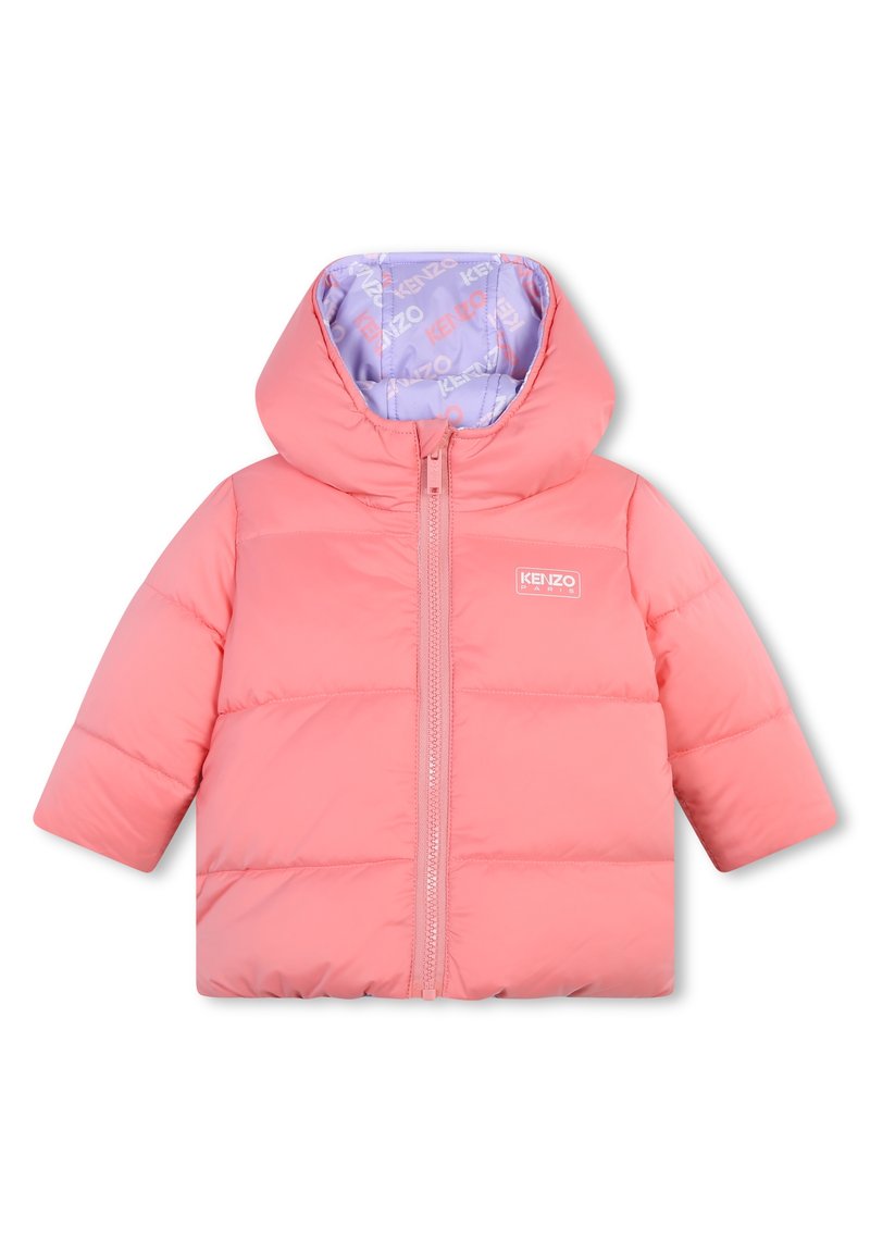 Veste rembourrée rose avec capuche, fermeture éclair à l'avant et logo sur la poitrine. Elle présente une doublure à motif violet clair et des manches courtes.