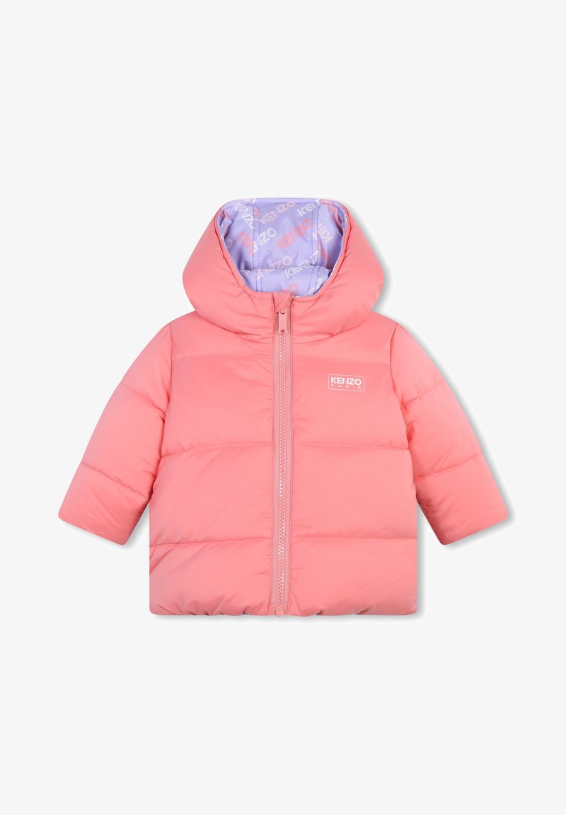 Gevoerde roze jas met een capuchon, voorrits en een logo op de borst. Heeft een lichtpaarse voering met patroon en korte mouwen.