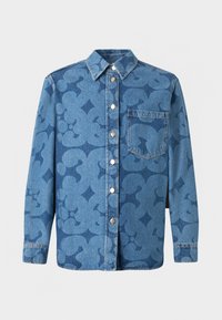 Μπλε τζιν πουκάμισο με κουμπιά, με αφηρημένο μοτίβο σε όλη την επιφάνεια, γιακά με μυτερές άκρες και τσέπη στο στήθος, σε ανοιχτό φόντο.