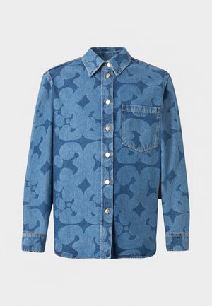 Blaues Jeanshemd mit durchgehender abstrakter Musterung, spitzem Kragen und Brusttasche vor hellem Hintergrund.