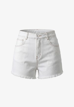 Weiße Jeans-Shorts mit ausgefransten Säumen, Gürtelschlaufen, vorderer Knopfleiste, Reißverschluss und zwei Vordertaschen mit kontrastierenden Nähten.