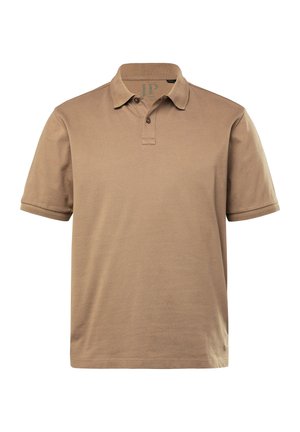 Polo a maniche corte in cotone marrone chiaro, con patta a due bottoni, colletto a coste e logo verde discreto sul petto.