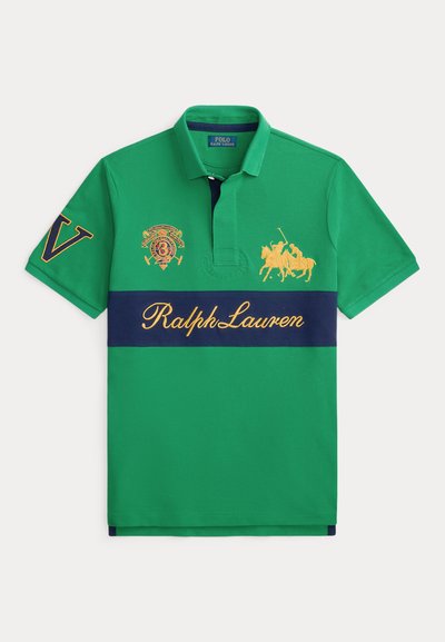 Πράσινο πλεκτό μπλουζάκι πόλο με οριζόντια σκούρα μπλε ρίγα, κεντημένο λογότυπο και κείμενο σε κίτρινο, κοντά μανίκια, βαμβακερό ύφασμα, κλασικός γιακάς.