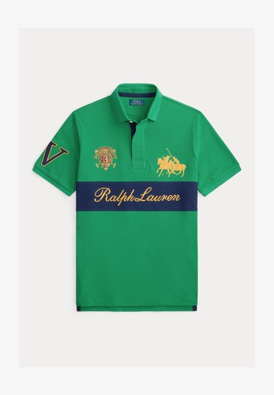 Πράσινο πλεκτό μπλουζάκι πόλο με οριζόντια σκούρα μπλε ρίγα, κεντημένο λογότυπο και κείμενο σε κίτρινο, κοντά μανίκια, βαμβακερό ύφασμα, κλασικός γιακάς.