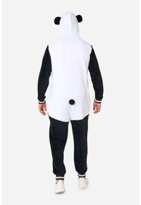 Un traje de una pieza con temática de panda, en suave forro polar, que presenta un cuerpo blanco, mangas negras, orejas negras en la capucha y un pequeño detalle de cola negra.