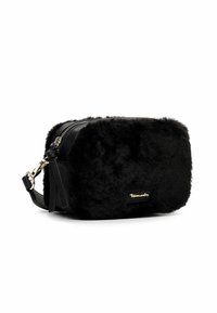 Borsa cosmetica in pelliccia sintetica nera con forma rettangolare. Caratterizzata da hardware in oro, chiusura con zip e tracolla rimovibile. Logo dorato sul lato.