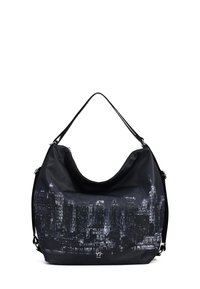 Borsa a spalla nera con una forma morbida e sfilacciata. Presenta una stampa testurizzata dello skyline urbano e testo in diverse tonalità di grigio e bianco.