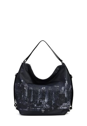Borsa a spalla nera con una forma morbida e sfilacciata. Presenta una stampa testurizzata dello skyline urbano e testo in diverse tonalità di grigio e bianco.