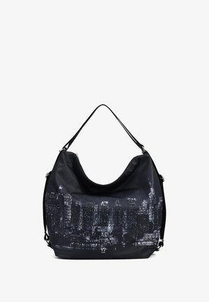 Borsa a spalla nera con una forma morbida e sfilacciata. Presenta una stampa testurizzata dello skyline urbano e testo in diverse tonalità di grigio e bianco.
