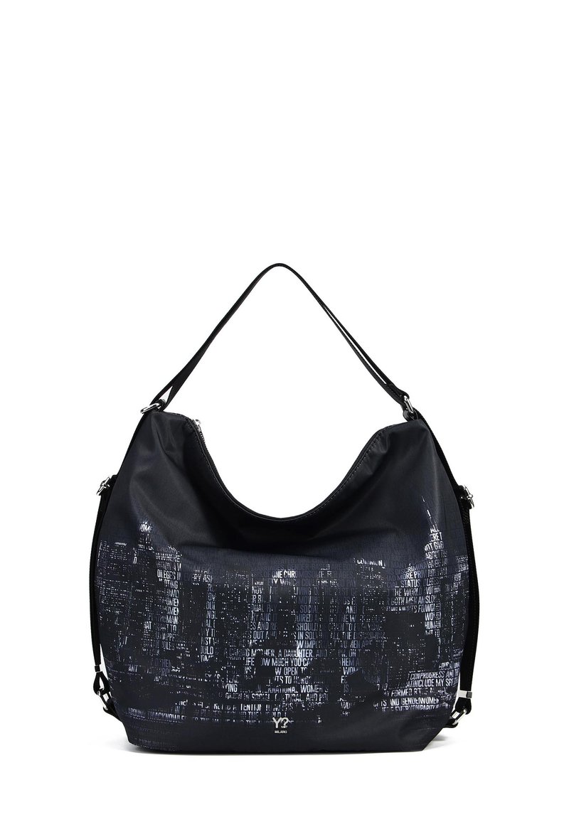 Borsa a spalla nera con una forma morbida e sfilacciata. Presenta una stampa testurizzata dello skyline urbano e testo in diverse tonalità di grigio e bianco.