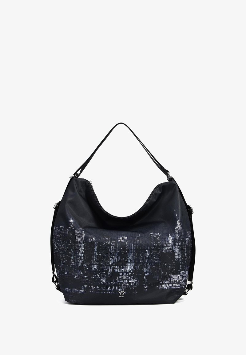 Borsa a spalla nera con una forma morbida e sfilacciata. Presenta una stampa testurizzata dello skyline urbano e testo in diverse tonalità di grigio e bianco.
