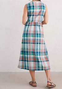 Sukienka bez rękawów w kratę w odcieniach niebieskiego, zielonego i różowego. Sylwetka w kształcie litery A z marszczonymi bokami i swobodnym dołem. Teksturowana bawełniana tkanina.