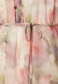 Vloeiende jurk in pastelkleuren met een aquarelpatroon, voorzien van een knoopsluiting aan de voorkant en een strikceintuur voor een verstelbare pasvorm.