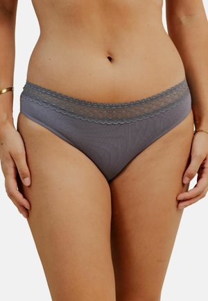 String en coton gris mélangé avec un tissu doux, bordé de dentelle autour de la taille, offrant une texture lisse et une coupe classique.