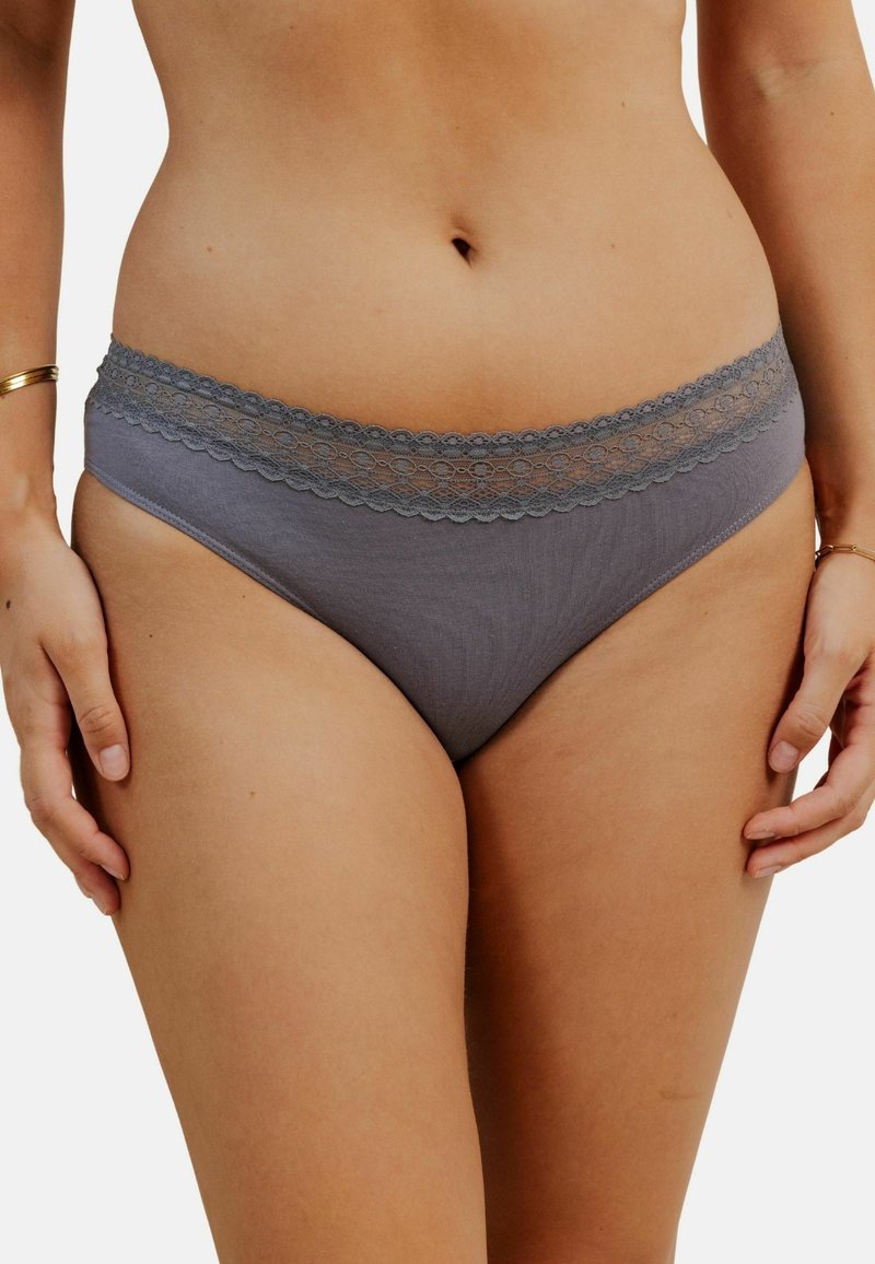 String en coton gris mélangé avec un tissu doux, bordé de dentelle autour de la taille, offrant une texture lisse et une coupe classique.