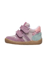Lila und rosa Kleinkinderschuh mit Klettverschlüssen, aus Mesh- und Wildledermaterialien, Sternenmuster an der Seite und einer strukturierten Gummisohle.