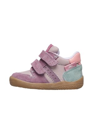 Scarpa per bambino in viola e rosa con cinturini in velcro, materiali in rete e camoscio, motivo a stella di lato e suola in gomma testurizzata.