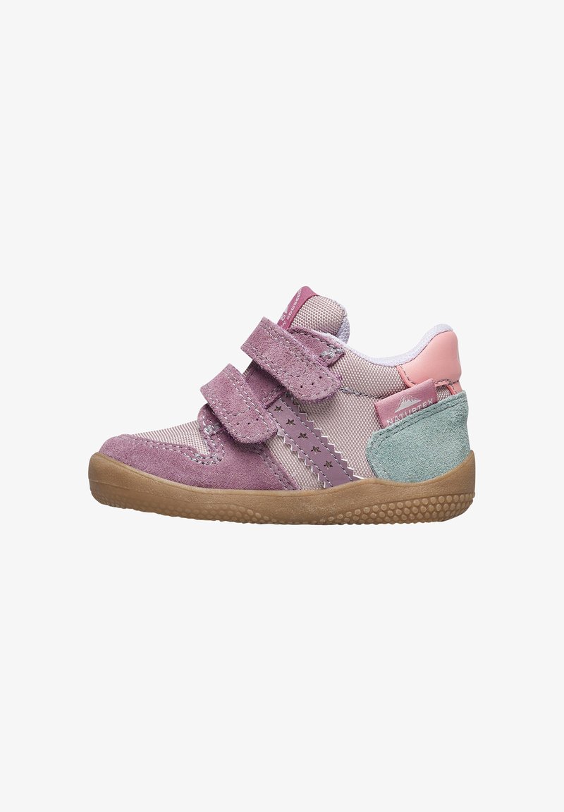 Lila und rosa Kleinkinderschuh mit Klettverschlüssen, aus Mesh- und Wildledermaterialien, Sternenmuster an der Seite und einer strukturierten Gummisohle.