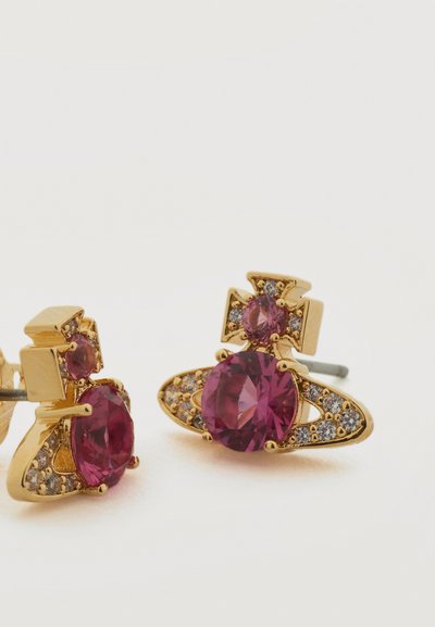 Χρυσά σκουλαρίκια καρφάκια με σχέδιο σταυρού, διακοσμημένα με μεγάλα και μικρά στρογγυλά ροζ πολύτιμα λίθια, περιτριγυρισμένα από μικρά διαυγή κρύσταλλα.