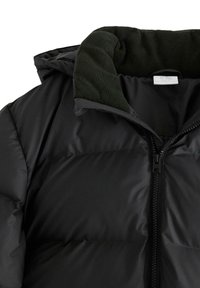 Doudoune noire à fermeture éclair, avec une capuche en polaire verte et une texture lisse et brillante. Le rembourrage est visible par sections.