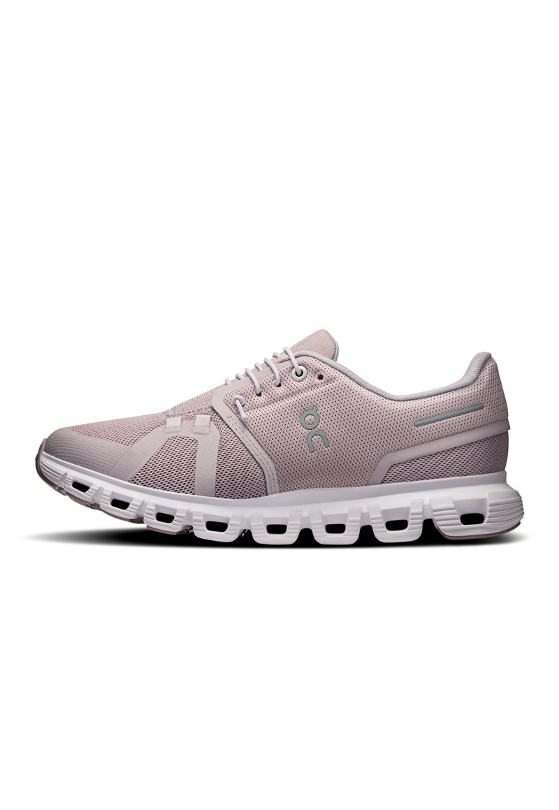 Chaussure de sport rose clair avec une tige en mesh, fermeture lacée, col rembourré, et semelle intermédiaire blanche avec un amorti segmenté.