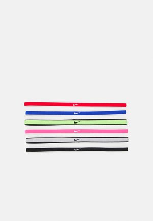 Set di sei elastici per capelli sottili nei colori rosso, blu, verde, rosa, bianco e nero, con un piccolo logo Nike bianco su ciascuno.