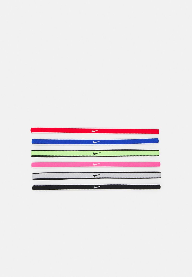 Conjunto de seis elásticos de cabelo estreitos nas cores vermelho, azul, verde, rosa, branco e preto, com um pequeno logótipo branco da Nike em cada um.