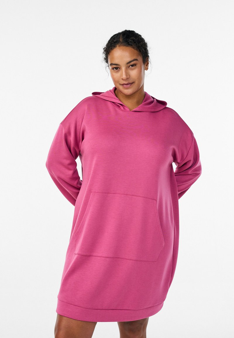 Roosa kapuutsiga džemprikleit, valmistatud pehmest kangast, millel on ees tasku, lõdvestunud lõige ja soonikkoes mansetid. Sile tekstuur.