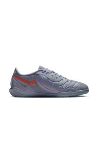 Kék-szürke sportcipő texturált hálós felsőrésszel, gumitalppal és narancssárga Nike logóval. Kerek perforációkkal és fűzőkkel a rögzítéshez.