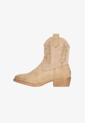 Beige suède enkellaarsjes met een spitse neus, decoratieve stiksels en bladvormige accenten op de schacht. Lage houten hak.