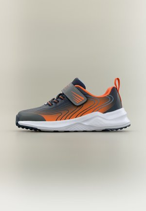 Dziecięcy sportowy sneaker w szaro-pomarańczowym wzorze, z paskiem na rzep, siateczkowym językiem, białą podeszwą i pętelką do ściągania na neutralnym tle.