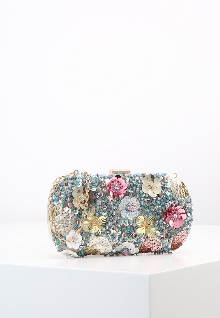 Bolso de mano de cuentas con una base turquesa, adornado con lentejuelas florales en rosa, oro y plata. Presenta una correa y cierre de cadena dorada.