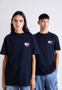 Tommy Jeans FLAG TEE UNISEX - T-shirts print - dark night navy
