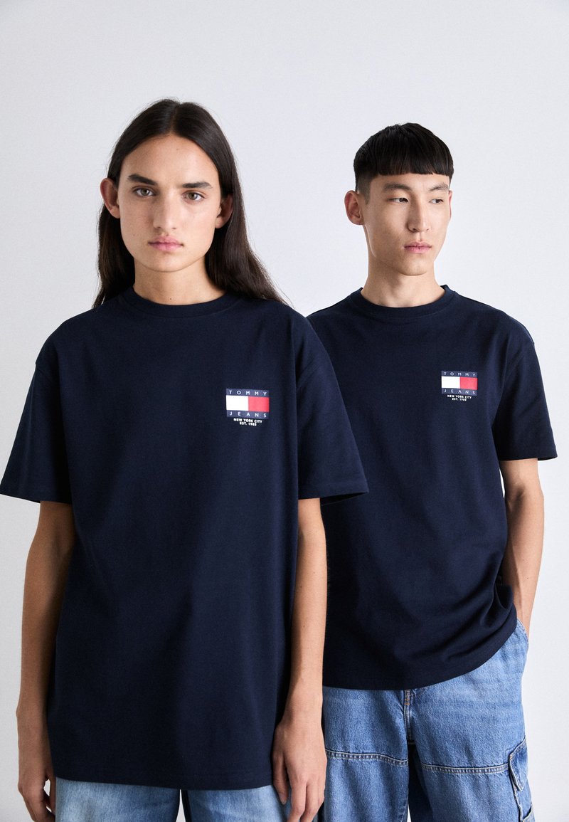 Tommy Jeans FLAG TEE UNISEX - T-shirts print - dark night navy