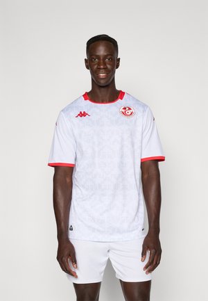Fehér sportmez piros részletekkel és Kappa logóval, rövid ujjakkal, kerek nyakkivágással és texturált mintázattal.
