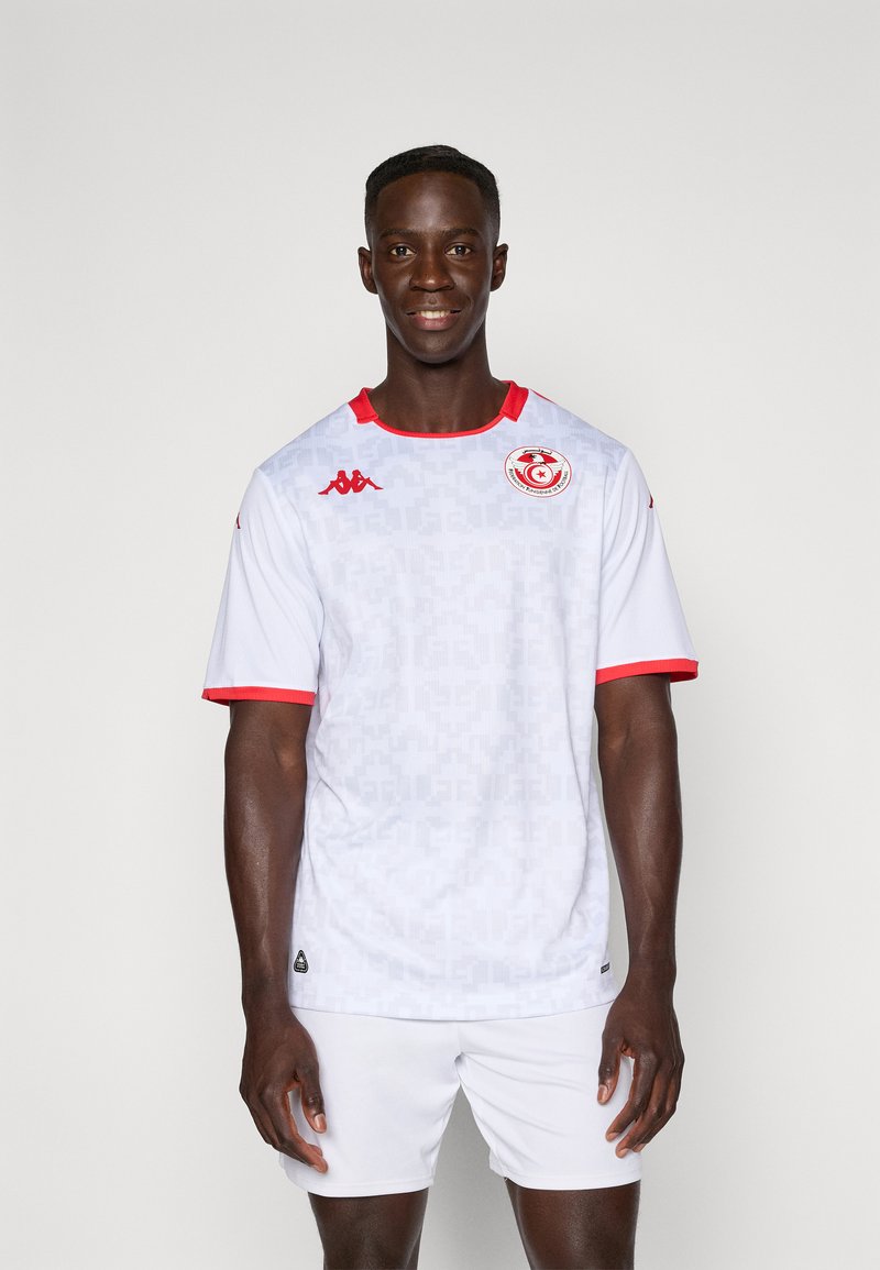 Balta sporta krekla ar sarkaniem akcentiem un Kappa logo, ar īsām piedurknēm, apaļu kakla izgriezumu un teksturētu rakstu visā kreklā.