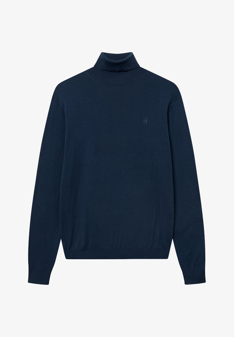 Pull encolure ras du cou bleu marine en tissu doux, avec des manches longues et un col côtelé. Détail de logo discret sur la poitrine.