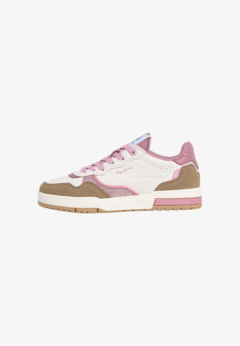 Baskets basses blanches et roses avec détails en daim marron, lacets roses et détails de marque sur le côté et le talon sur une semelle en caoutchouc.