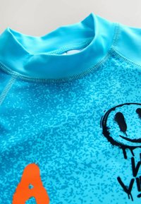 Unselected, blue graffiti