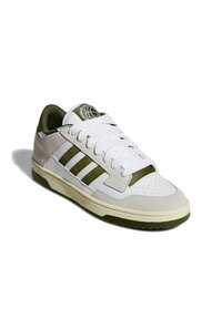 Sneaker bianca e verde oliva con dettagli in camoscio, punta perforata, tre strisce sul lato e suola in gomma testurizzata.