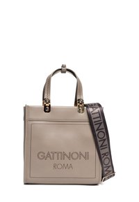 Beige leren handtas met dubbele handgrepen en gouden hardware. Voorzien van het logo "GATTINONI ROMA" dat op de voorkant is geperst. Inclusief verstelbare schouderriem.