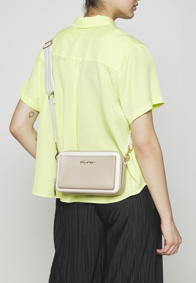 Tommy Hilfiger ICONIC CAMERA BAG Umhängetasche beige Zalando.ch