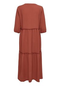 Robe longue à plusieurs volants de couleur rouille avec manches trois-quarts et coutures froncées, vue de dos sur un fond blanc uni.